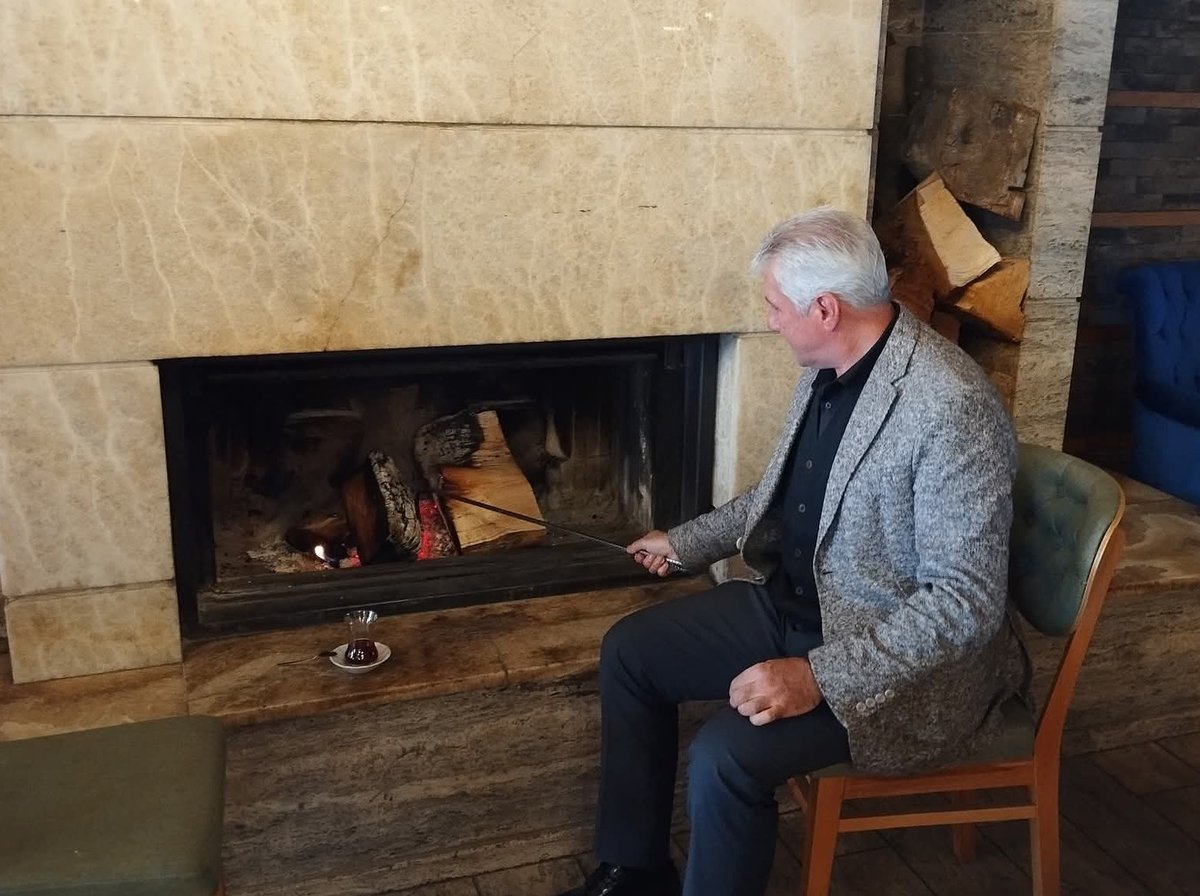 Ne kalem yazabildi halimizi, 
Ne de cümleler anladı bizi. 
Ünlem şaşkın, virgül eğri, 
Bir noktaya gizledik dertlerimizi...

Cemal Süreyya