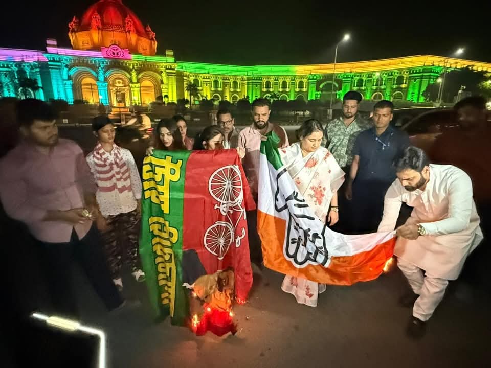 1akyy's tweet photo. करोड़ो भावनाओं के साथ साथ नेता जी का संघर्ष जल रहा नेता जी की बहु के द्वारा @samajwadiparty https://t.co/n0tl1aEtcF