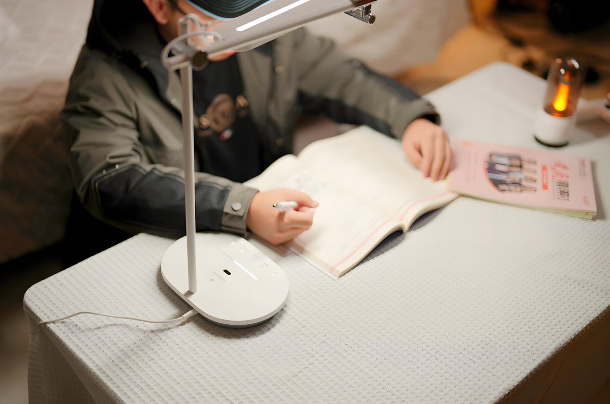 Ila04816128's tweet image. Level up your #English skills daily! 5 mins of vocabulary practice + 1 minute of speaking (even to yourself) = steady progress. Small steps, big gains.  #SkillUp #LanguageLearning