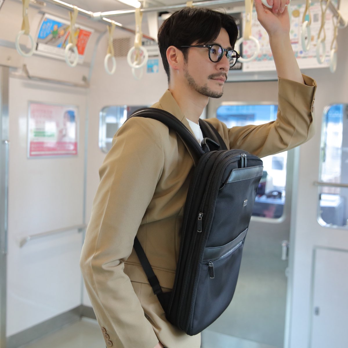 Evoon_Japan's tweet image. 薄さって、収納力より大事なこともある、
と思い始めてます、、

電車の中でリュックを気にしながら
立ってる時間、地味にストレスじゃないですか。

マルチビジネスリュックSlim Xは
満員電車でも気にならないレベルの薄さが最大のコンセプト。

PCも書類もしっかり入ります。