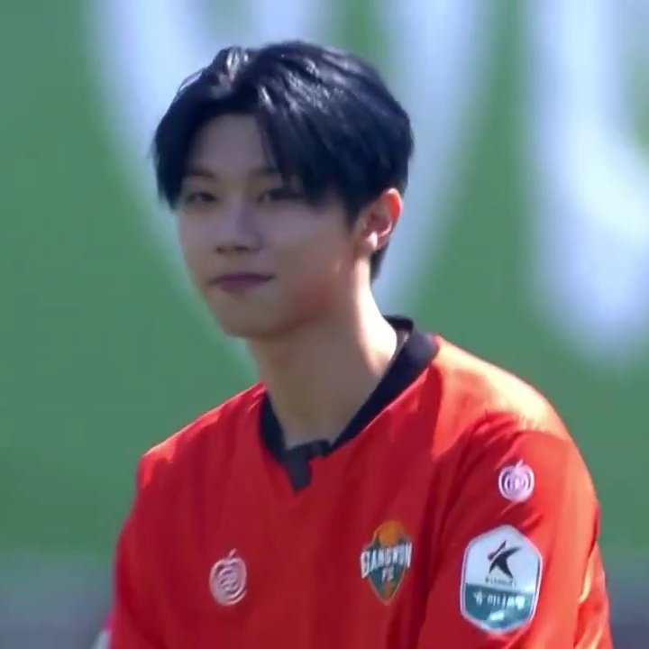 thinking back to 2024 when hyunwoo first shared his love for gangwon fc on fromm, to seeing him perform the kick-off today... words can't describe how incredibly proud i am of him 🥹💖

#HYUNWOO #현우 #xikers #싸이커스
