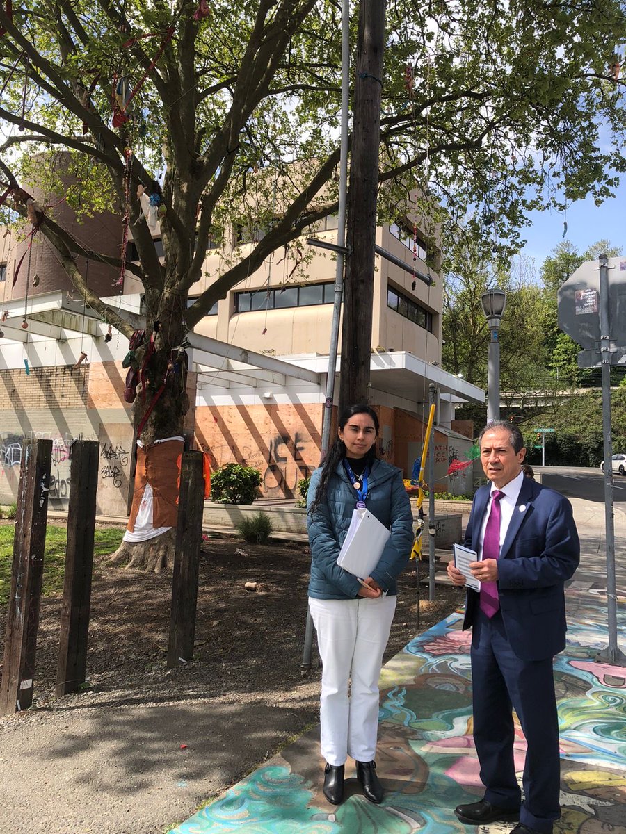 Funcionarios de @Consulmexpot visitaron hoy el Centro de Procesamiento Migratorio de <a href="/ICEgov/">U.S. Immigration and Customs Enforcement</a> en Portland para reforzar la protección de los connacionales procesados en sus instalaciones, antes de ser trasladados al Centro de Detención en Tacoma

#ProtecciónConsular