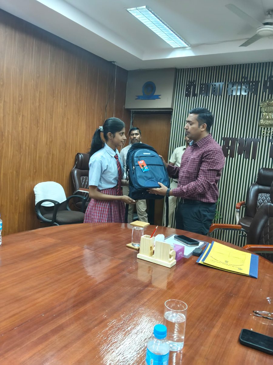 cbjbp's tweet photo. विगत सम्पन्न बोर्ड परीक्षाओं मे उत्कृष्ट प्रदर्शन करने वाले छात्र छात्राओं को सीईओ साहब द्वारा सम्मानित किया गया।

@RakshaSampada 
@pddecc https://t.co/nH7UiZujKQ