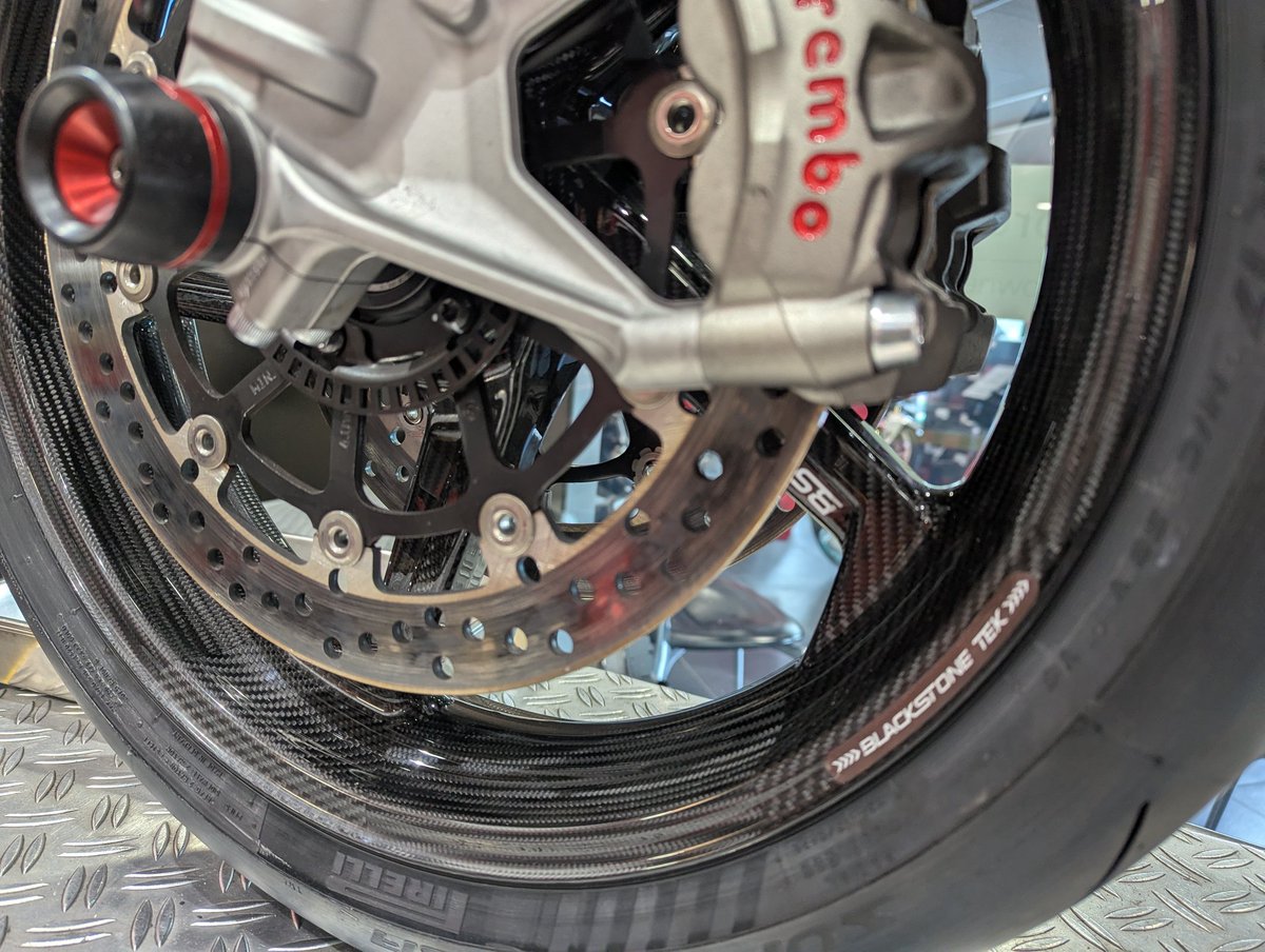 Ducati_Service's tweet image. 🇮🇹　panigale V2S　🇮🇹
BSTカーボンホイール装着しました。
F　4.1kg→2.7kg
R　7.7kg→4.4kgスプロケット含む
約4.7kgの軽量化です❗️
#DLT
#ドゥカティ
#Ducati
#ducati
#panigaleV2S
#BST