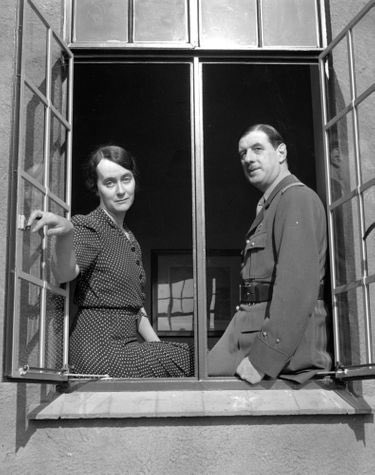 PierreManenti's tweet photo. [#LeSaviezVous] On a peu d’images du couple de Gaulle pendant la guerre - tante Yvonne refusait de parler aux journalistes et n’avait accepté que du bout des lèvres un reportage photo pour @LIFE en 1942, à la demande de Churchill, qui voulait que les de Gaulle soient davantage connus du grand public. C’est le publicitaire Richard Temple qui est affecté à l’opération. 

Cette discrétion de tante Yvonne ne reflète pas du tout son rôle déterminant auprès du Général, reconnu de tous, jusqu’à la reine d’Angleterre qui la reçoit  en audience personnelle en juin 1943.