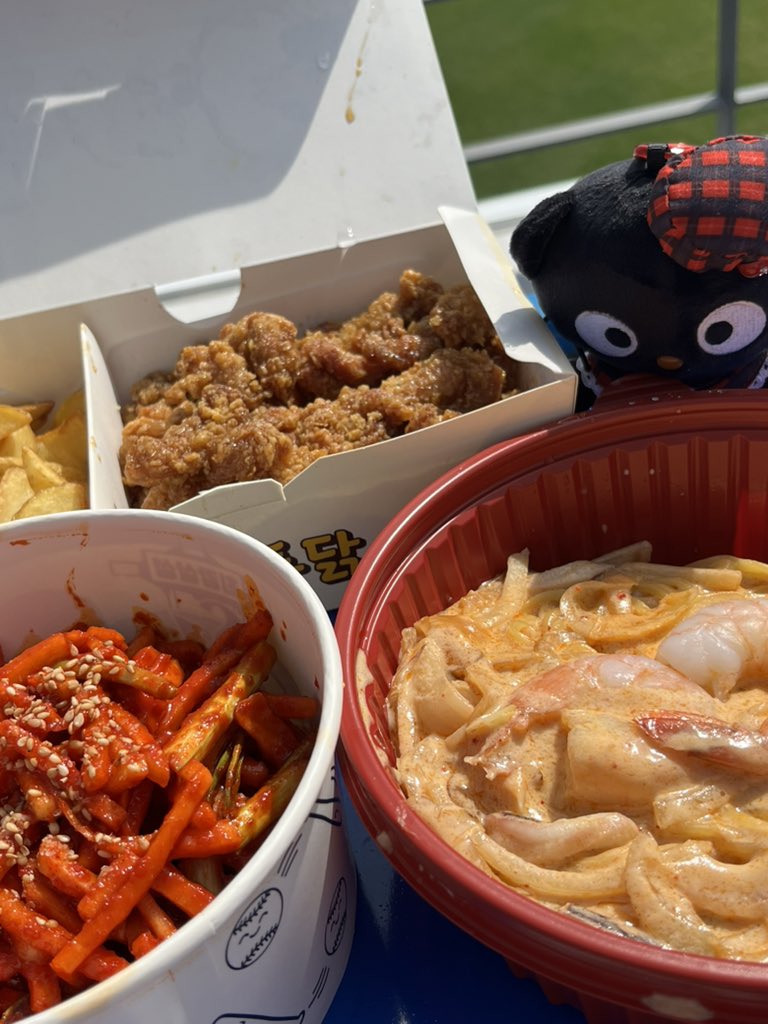 앞에서 재롱 떨어주는 식당에 왔어요