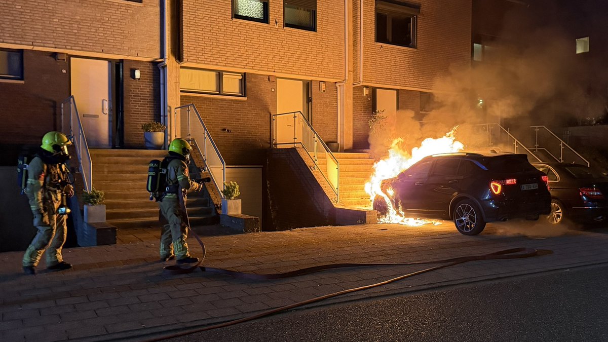 Geparkeerde auto brandt uit in Roermond