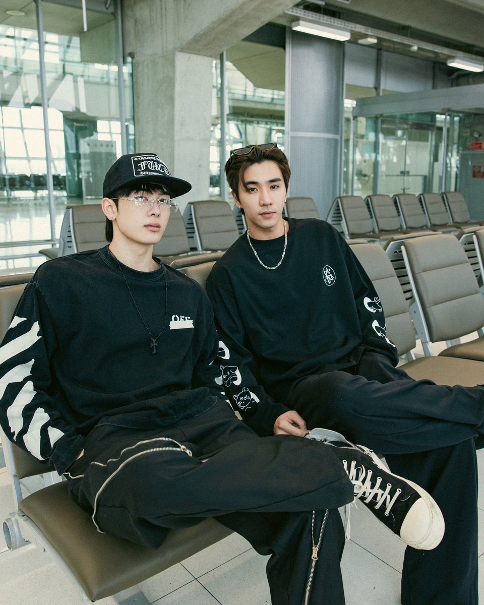 พวกนางแต่งตัวเหมือนกันขึ้นทุกวัน ซึมซับความกึงมาก ถ้าโพลเมะกึงเคะกึงไม่มีพวกนางชั้นจะประท้วงนะ เห็นกันทนโท่