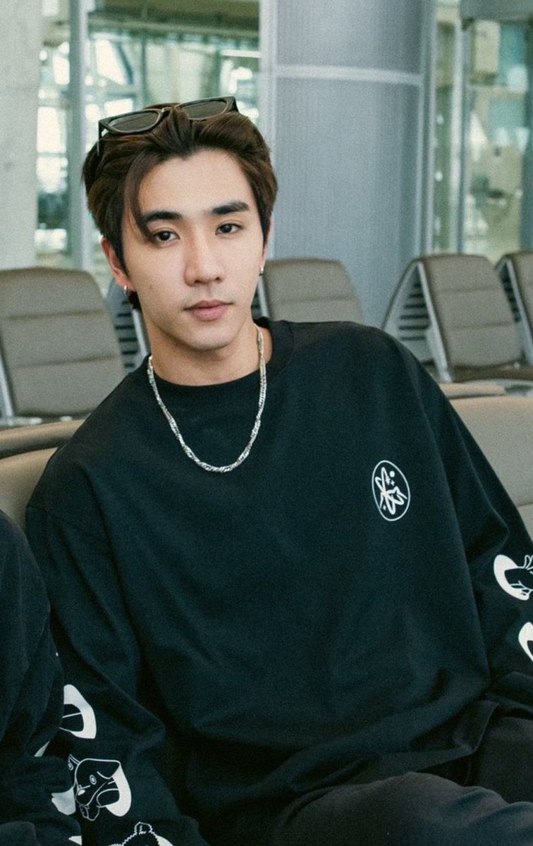 ผมน้ำตาล no make up คาดแว่น all black ตายเป็นตาย ดิบหูดับ เฮียเพิร์ธสร้างเรื่องมาก