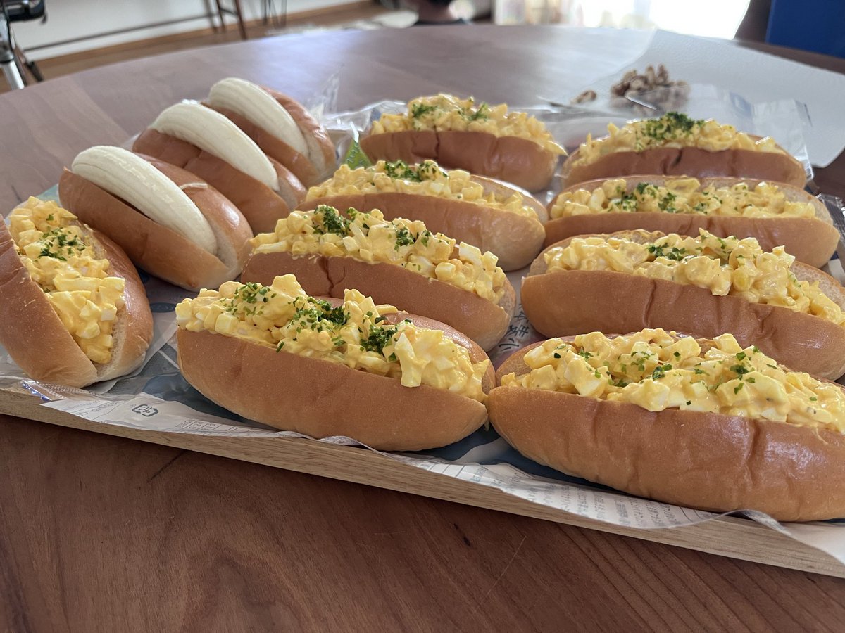 megu_aiko_show's tweet image. 今朝🛒ロールパン🥖半額🥖みっけ

玉子サラダ…🌽 🧅豆乳 お酢 きび砂糖 マヨ 胡椒 

玉子が足りなくなり…
　　　　サイズぴったりな🍌🍫バナナ挟んだよ

ゆで玉子、お手伝いしてくれた次男👦
thank you🫰

#おうちごはん
#Pasco
#超熟