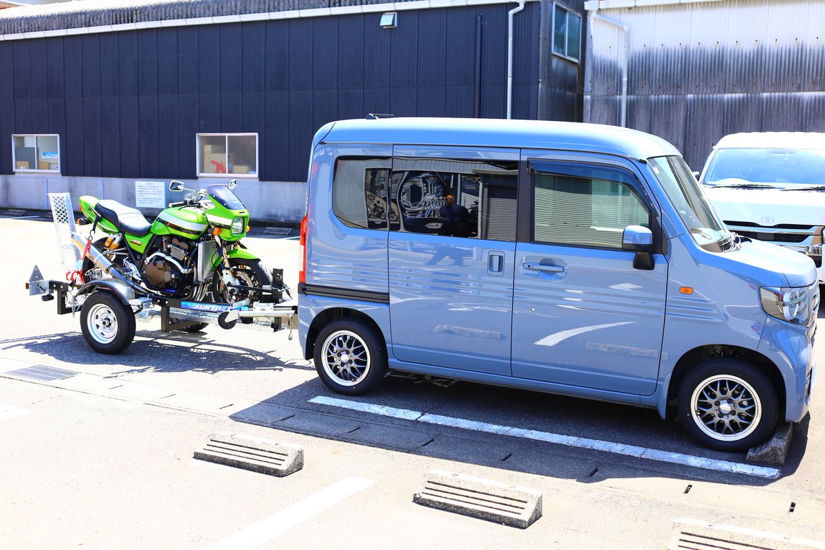 CARRIAGEBASE's tweet photo. こんにちは。キャリッジベースの笹田です。バイクトレーラー納車。今回の組み合わせはN-VANです。
これでバイクの移動もラクラクですね。トレーラーライフ楽しんで下さいね～😉
#バイクトレーラー #tr_bd 
#バイク積載 #nvan #N_VAN 
#Nバン https://t.co/2RFpvljniD