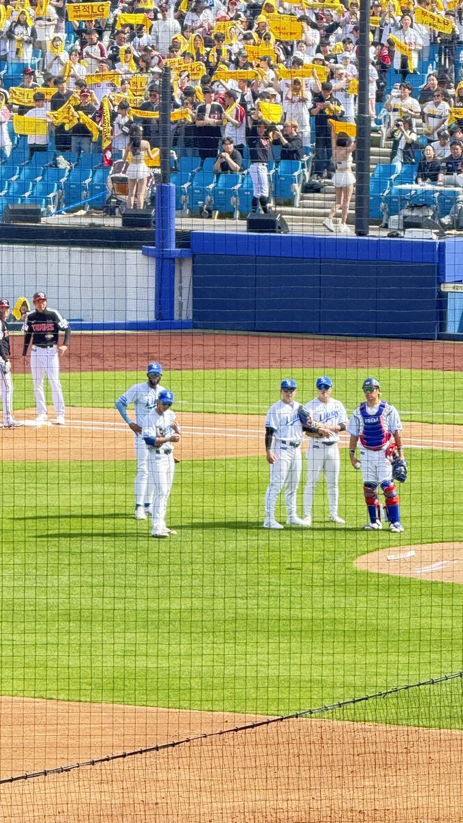 튀..(4/55) tweet media