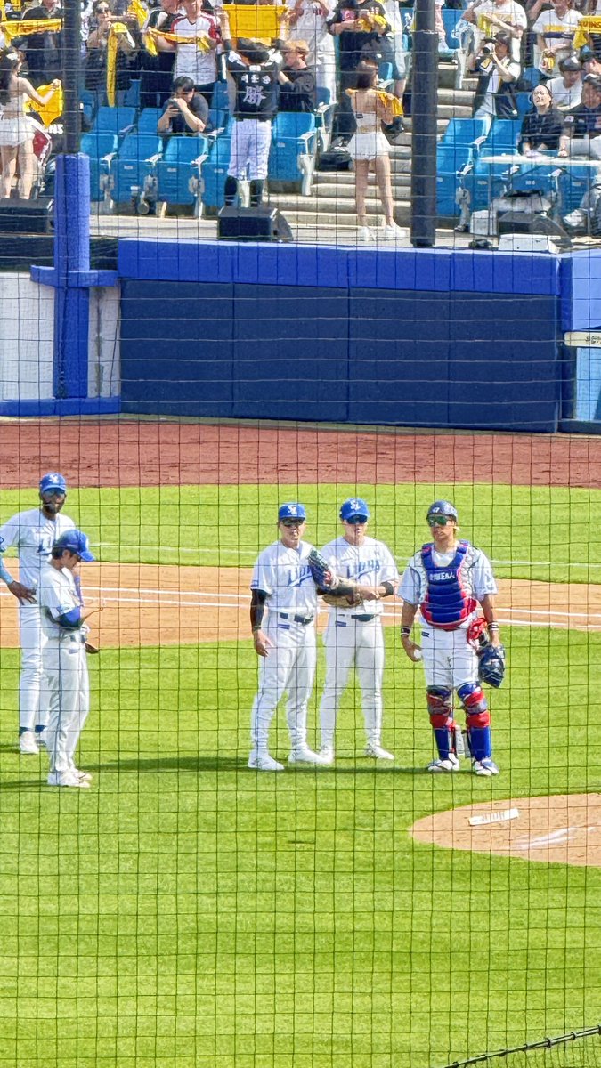 튀..(4/55) tweet media