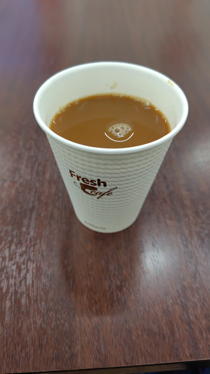ランチのあと、スーパーで買い物ついでに淹れたてコーヒーを飲んでちょっとひと息☕最近はコンビニでも高くなってきたけど、この手のコーヒーメーカーで100円は助かる😌