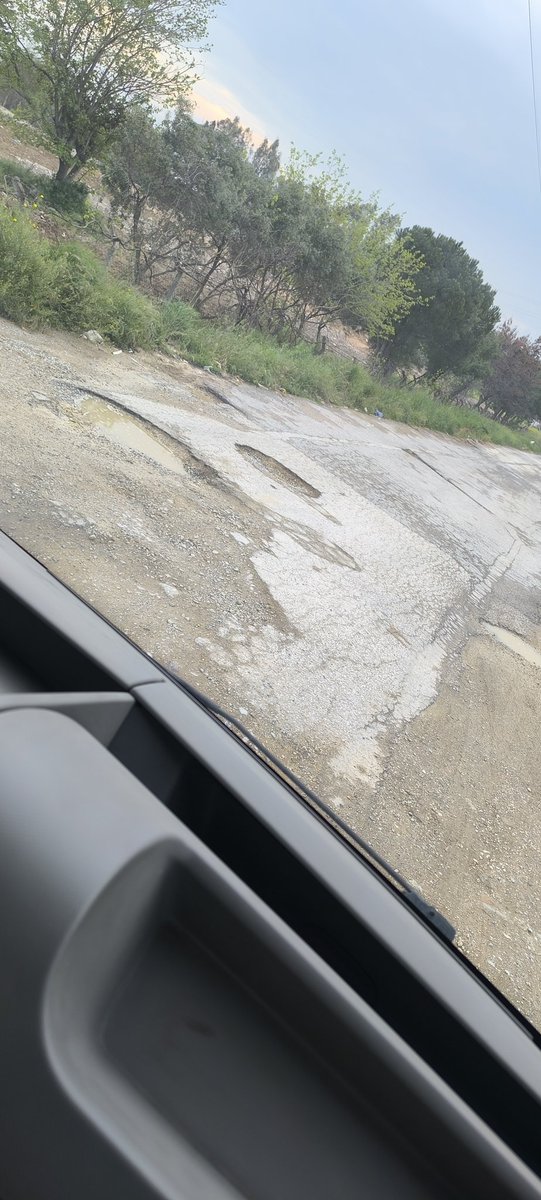 EmineCk03's tweet photo. Sevkiyat arabası klima hortumu patladı ne tarafa kacsak ayrı çukur faturayı kime kestirelim? Yer Delphi yolu girişi Paşaoğlu gıda yan yolu.
@himizmir @izmirbld @menderesbel @Menderes_Bel @drcemiltugay https://t.co/IFzH0nGDO5