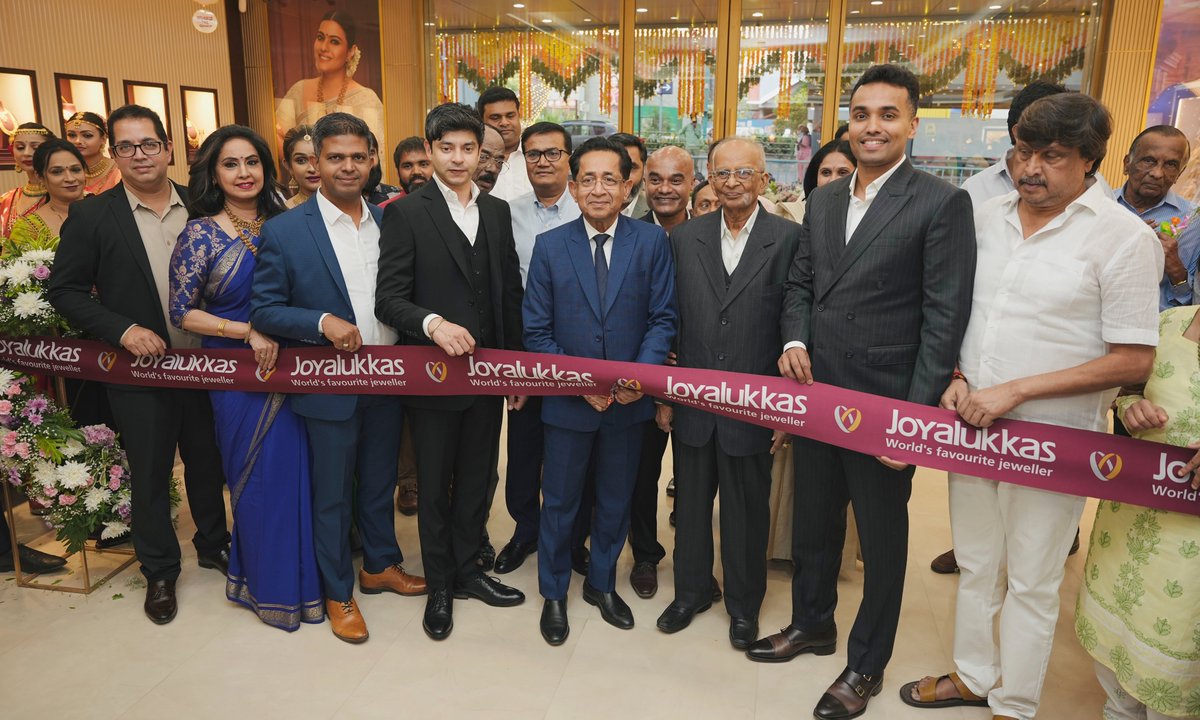 Joyalukkas's tweet photo. Joyalukkas proudly inaugurates its grand new showroom in Rajaji Nagar, Bengaluru, Karnataka. The showroom was inaugurated by Dr. Joy Alukkas in the presence of Mr. Antony Jos, Mr. Thomas Mathew, and other esteemed dignitaries. https://t.co/UjdN3pCtZo
