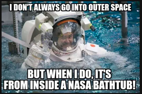 HoangPhuong_84's tweet image. 6/ As for the alleged fake #Moon landing images, they mainly come from photos and rehearsal or simulation videos #NASA (in the old era) carried out on Earth to mimic microgravity after the EVA challenges of the Gemini program (1963–1968), preparing #Apollo astronauts (1969–1980).