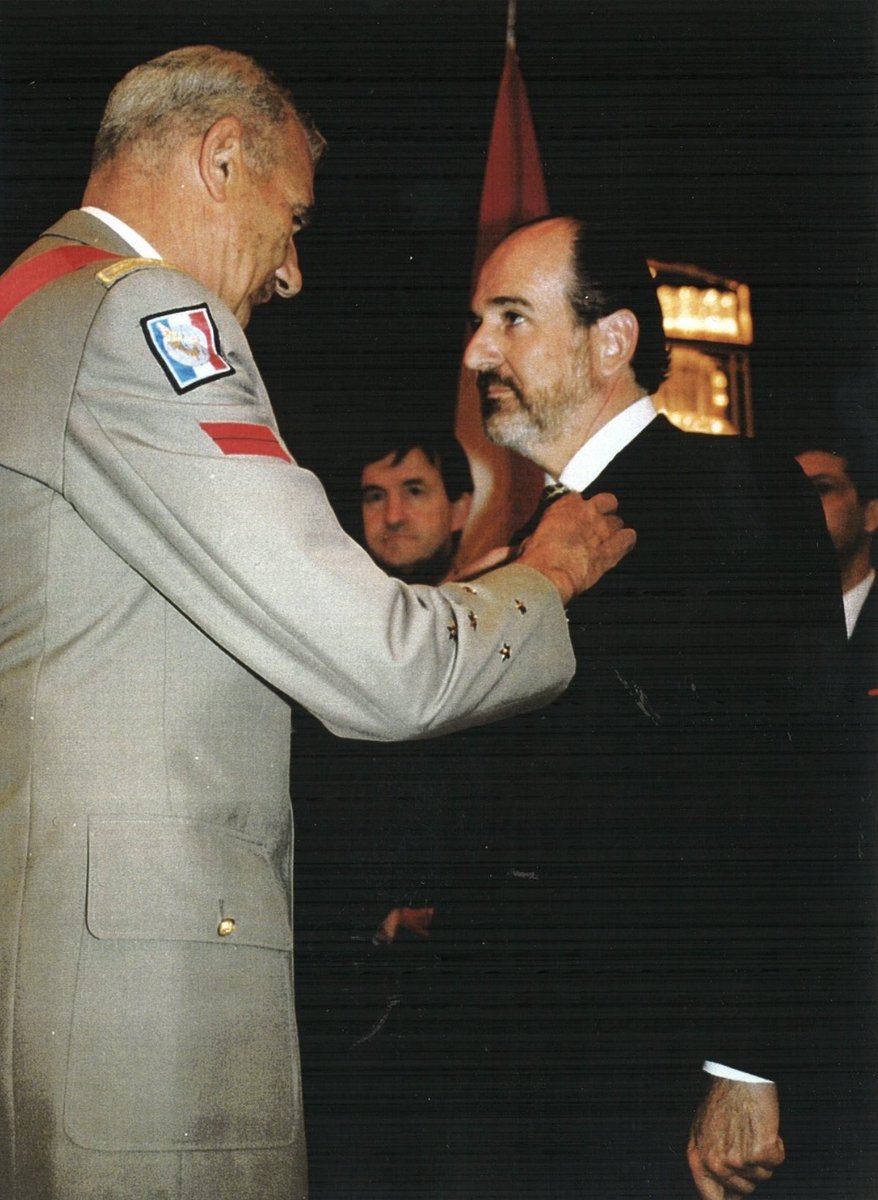 AmbJPCarteron's tweet photo. Anniversaire - 18 avril 1997 à Genève
🇨🇭 🇫🇷
À la demande de M. Alain #Juppé Premier ministre, le Grand #Chancelier de la Légion d’Honneur, Général Gilbert #Forray venu à Genève, remet à l’Amb. Jean-Paul Carteron, Fondateur du CMF Crans Montana Forum les insignes de Chevalier de la Légion d’Honneur en présence de très nombreuses personnalités et du corps #diplomatique à #Genève.
@CransMontanaF @cransmontana @AmbJPCarteron