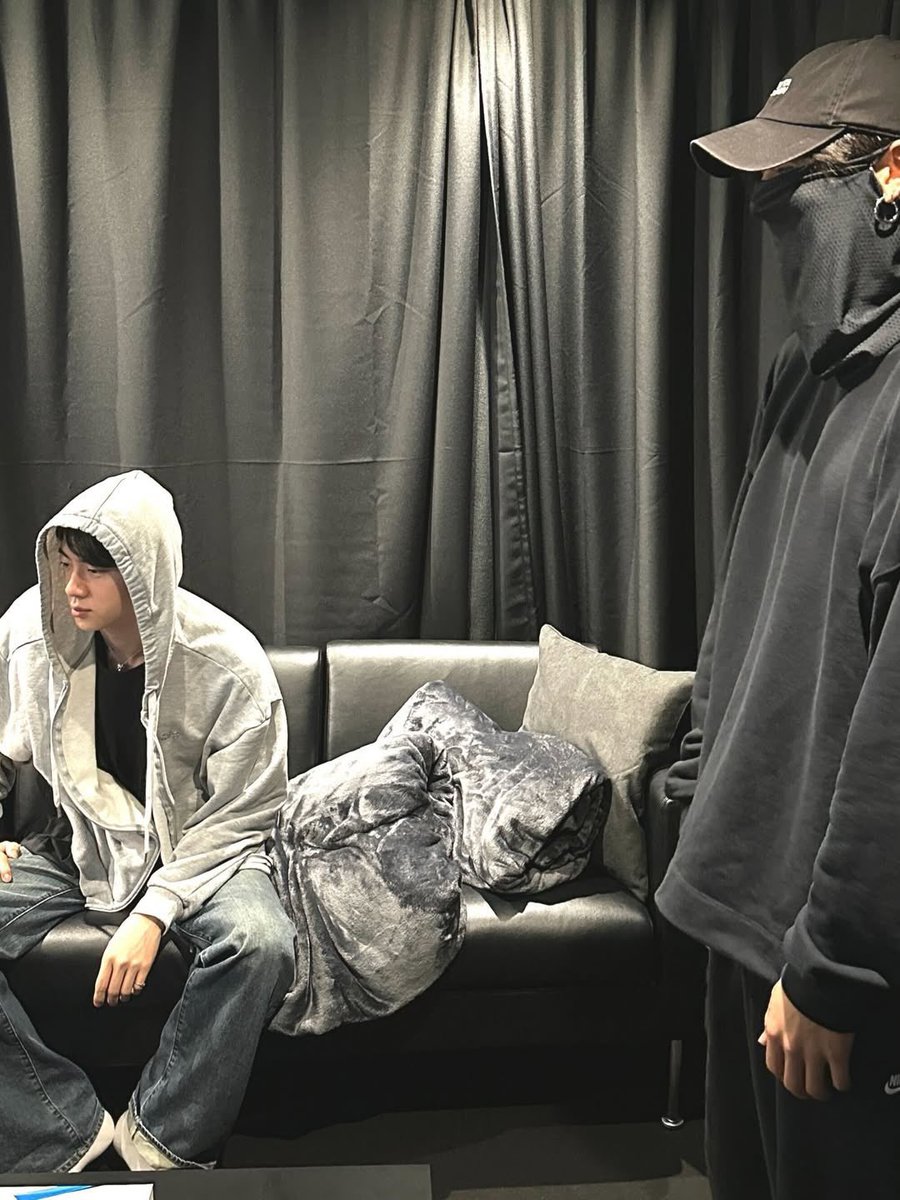 hourly vminkook ʚїɞ tweet media