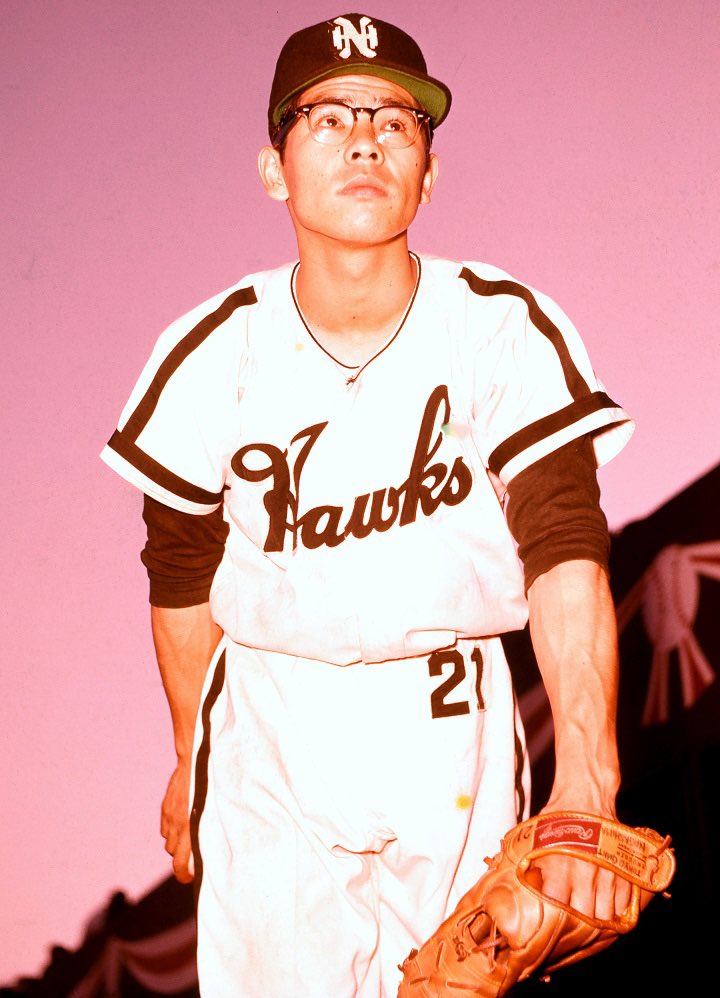 ホークスOB選手名鑑
杉浦忠(すぎうら ただし)

ノビある重いストレートとキレある大きな横のカーブが武器の眼鏡がトレードマークのアンダースロー投手。
1959年、38勝をあげ日本一に多大に貢献した。
野村克也とのコンビが画になった。
南海最後の｢行ってまいります！｣の語が思い出に残る。
#杉浦忠