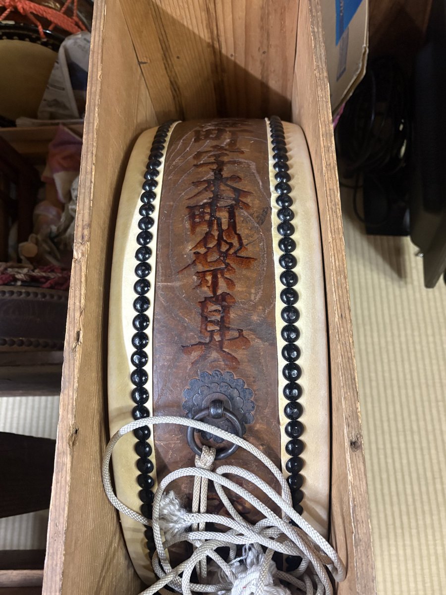 FumihikoHyodo's tweet photo. 鳴海本町街！山車蔵の中の山車！年行事にてお囃子お稽古！祭り好きな中間が集まり熱心にお囃子のお稽古🌟
山車蔵の中の山車を眺めるとパワーをもらえる！💪 https://t.co/grfaNqExhZ