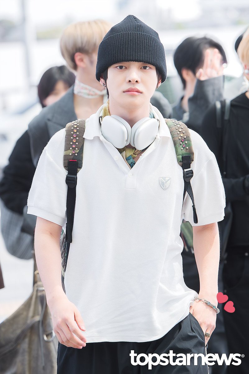 yunjinziip's tweet image. the concept of leo and wonie having so many matching items nd people still thinking they are just good friend's 🙄🙄 no best friends have 72172 matching #couple items