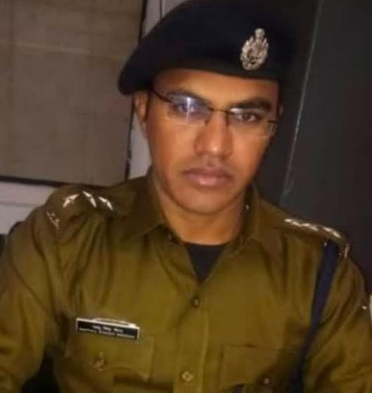 prabhatkhabar's tweet image. झारखंड: 2017 बैच के आईपीएस नाथू सिंह मीणा बने बोकारो के नए एसपी. वे हरविंदर सिंह की जगह लेंगे, जिनका तबादला रांची हुआ है. नक्सल विरोधी अभियानों में सक्रिय रहे मीणा पहले चक्रधरपुर, ईस्ट सिंहभूम ग्रामीण और गोड्डा में अपनी सेवाएं दे चुके हैं.

#Bokaro #Jharkhand #IPS #PoliceUpdate