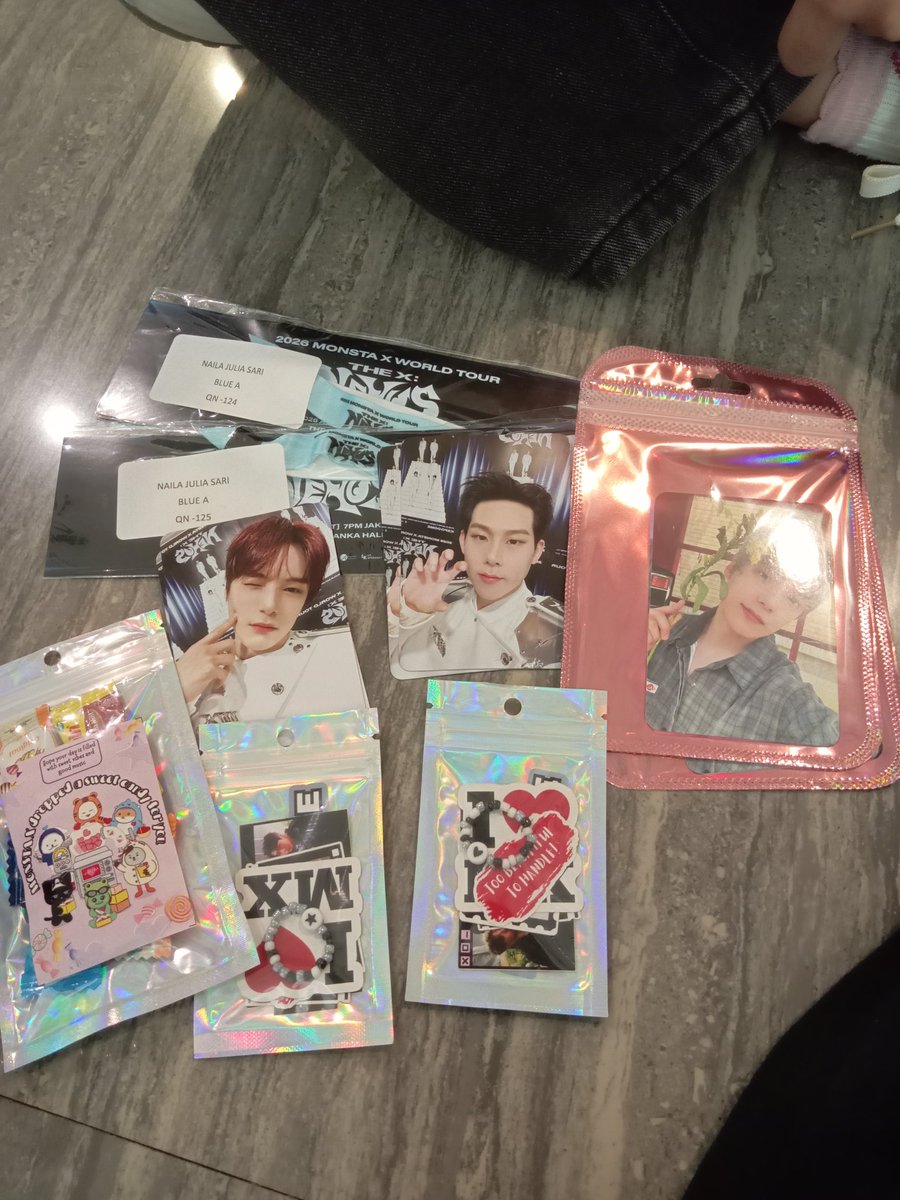 ratna_darsono's tweet photo. Yeeay... dapet PC Minhyuk.
Ready for the concert 

#MONSTAX_THEX_NEXUS_JKT https://t.co/ysm9ALPCyA