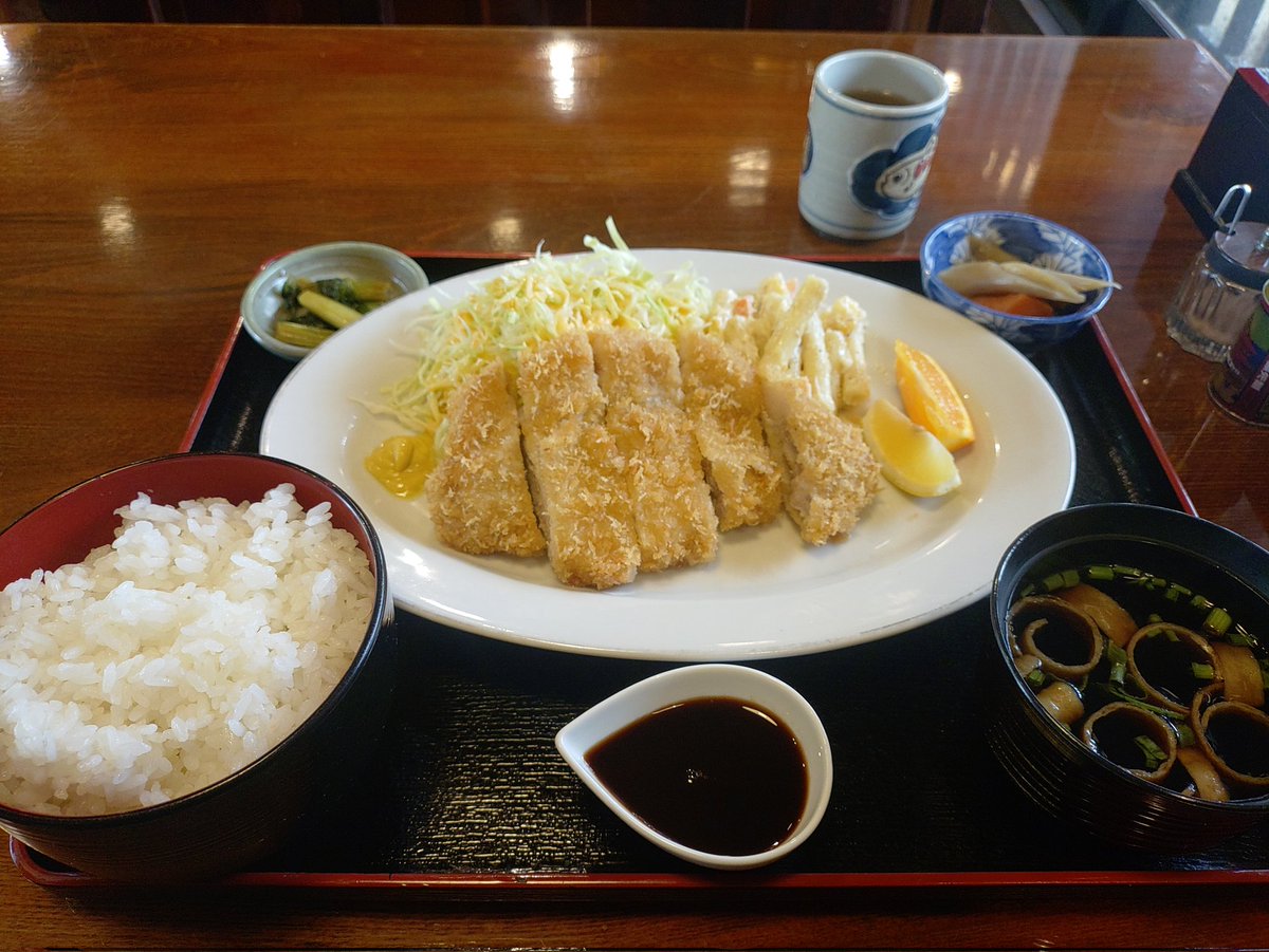 今日のランチは…

とんかつ定食1300円😋😋😋
やまと豚を共喰い🐷

#東御市
#一膳