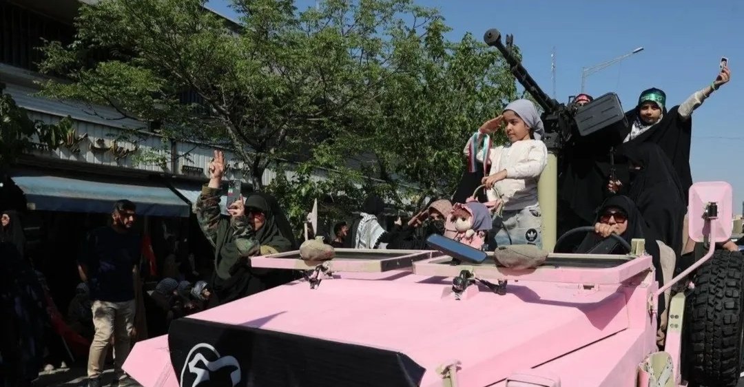 بعد موشک صورتی رسیدیم به جیپ صورتی و شیر زنان ایرانی در کنار مردان برای دفاع از وطن.
#جانفدای_ایران