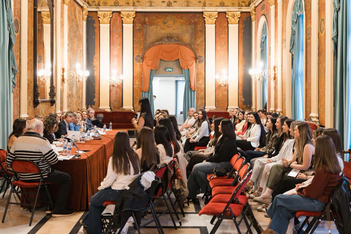 Aytoburgos's tweet photo. El engranaje se ha puesto en marcha para elegir a la Corte de Honor de Burgos de 2026 👑

Con un fin de semana de convivencia, se inicia un proceso que culminará con una gala en el Teatro Principal el día 21. 

Suerte! 🍀 https://t.co/V427DinDOF