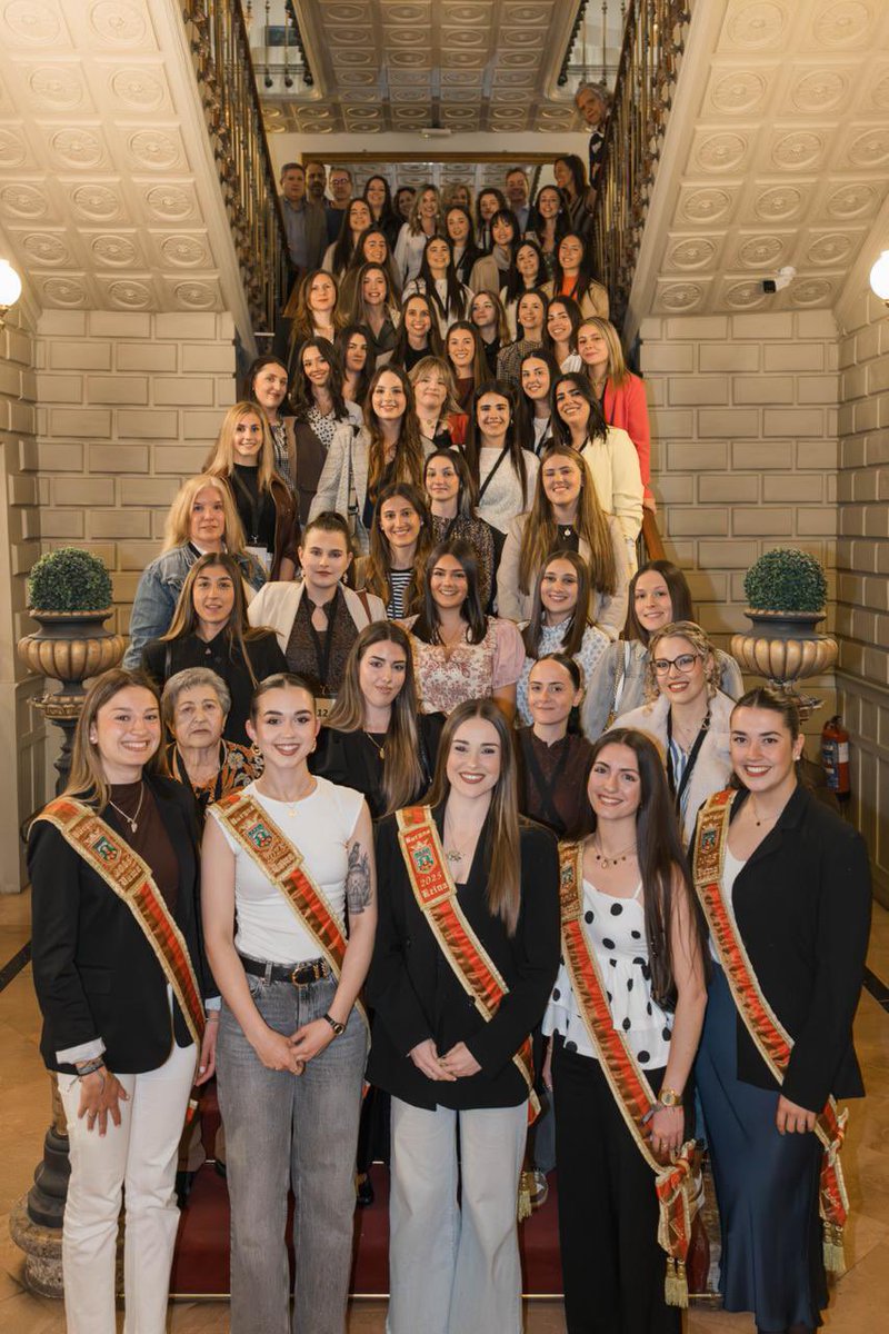 Aytoburgos's tweet photo. El engranaje se ha puesto en marcha para elegir a la Corte de Honor de Burgos de 2026 👑

Con un fin de semana de convivencia, se inicia un proceso que culminará con una gala en el Teatro Principal el día 21. 

Suerte! 🍀 https://t.co/V427DinDOF