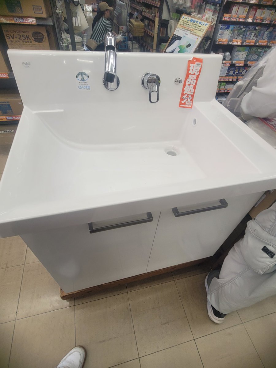 ネジ一本からプラモデルから日用品からシンクまでなんでも特別価格。
それがHANDSMANのガラクタ市。
ハンパねぇ