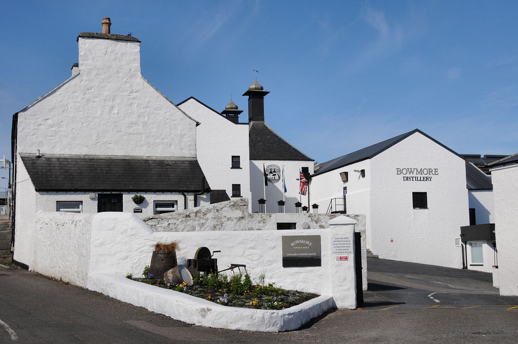 UndisScot's tweet image. Bowmore Distillery, in the heart of the village of Bowmore beside Loch Indaal on the Isle of Islay. It has its own maltings, so the pagodas are not just for show. #scotch #whisky More pics and info: undiscoveredscotland.co.uk/islay/bowmored…