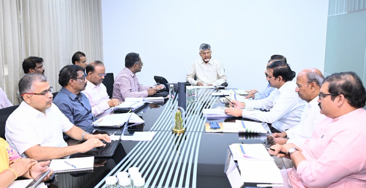 Dr_NarayanaP's tweet image. Participated in a comprehensive review meeting chaired by Hon’ble Chief Minister @ncbn  to assess the progress of the #Swarnandhra #Swachhandhra initiative.

Visakhapatnam secured the top rank, followed by Vizianagaram and Guntur. The meeting witnessed the presence of PCB