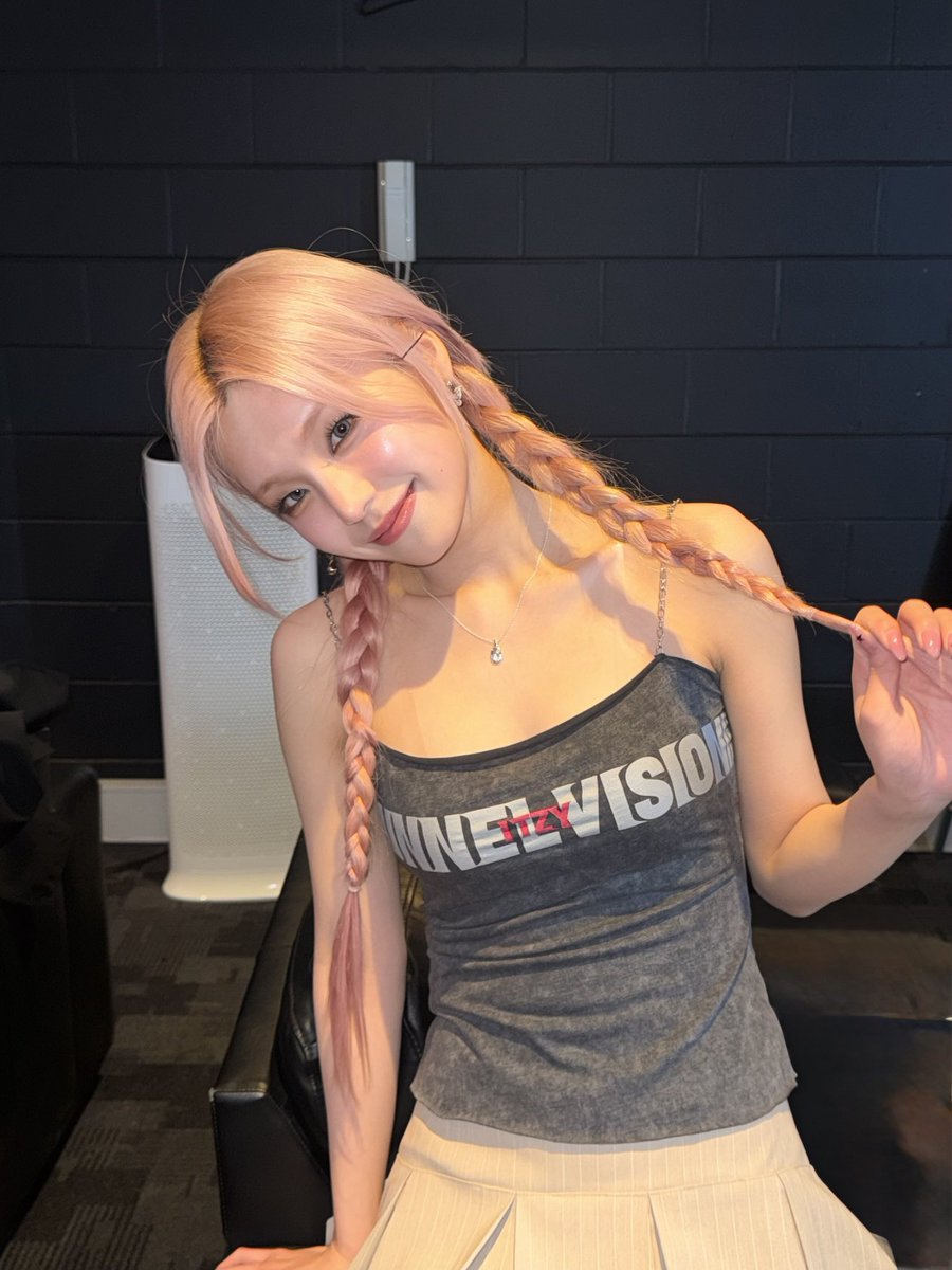 izzy ✶ tweet media