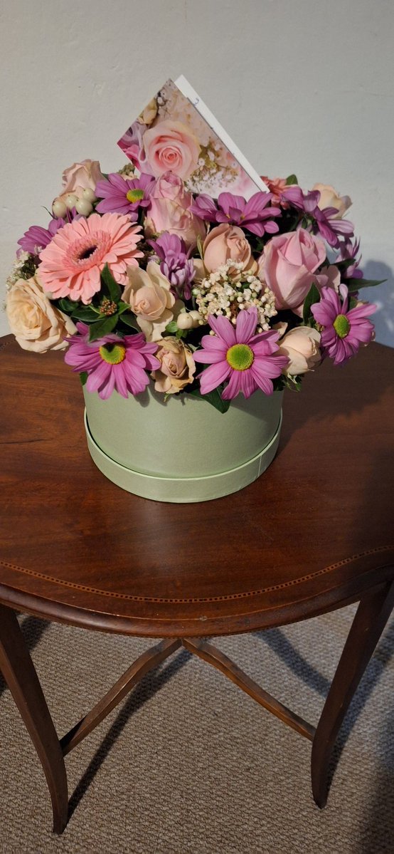 MissVikkisbestslave tweet media