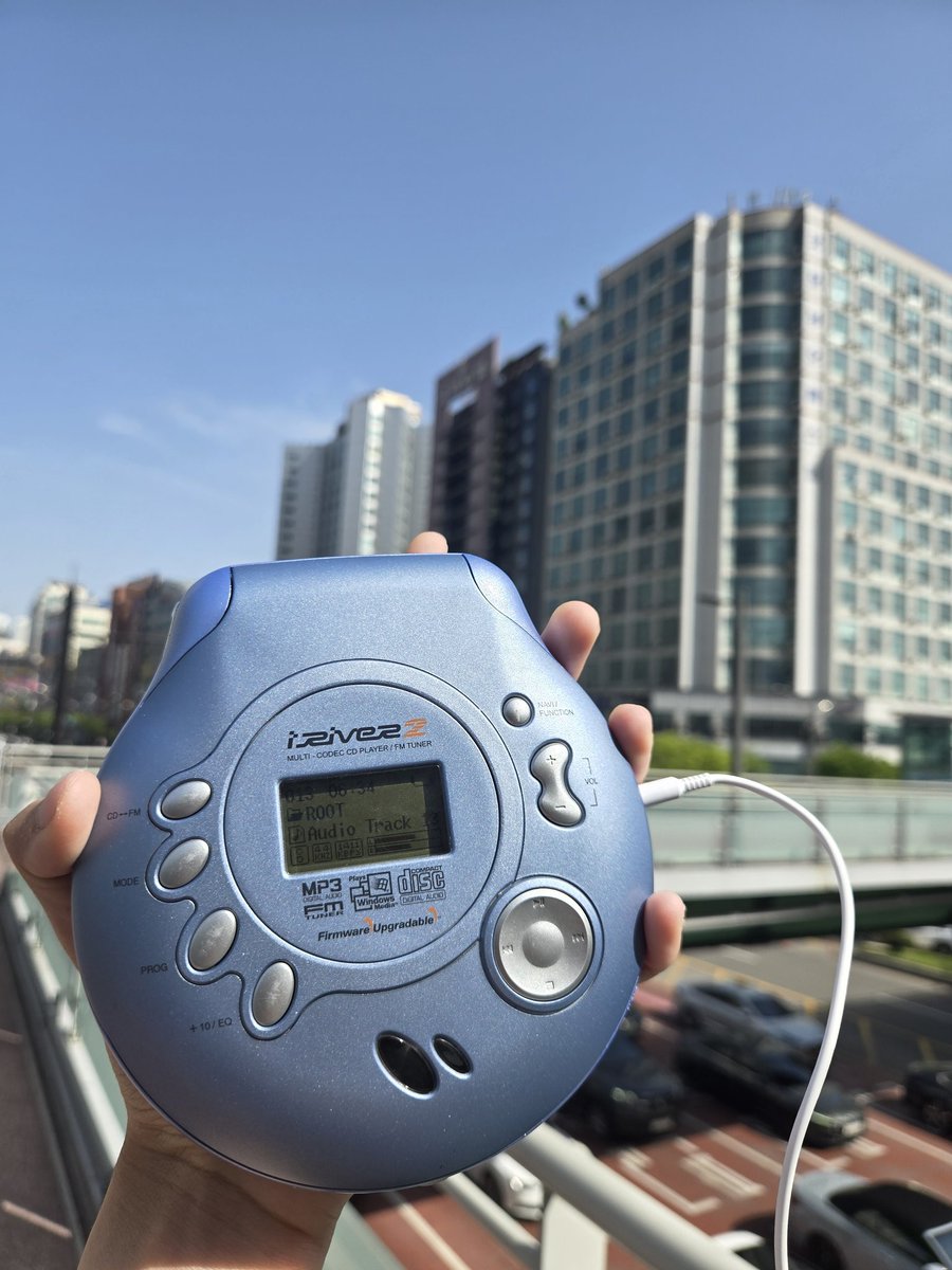 retroparkchan's tweet image. i walking on my favorite site with my favorite CD player #aesthetic #y2k #CDplayer #retro #music