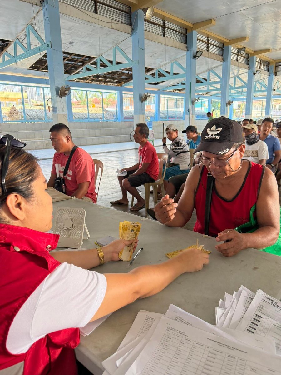 UPDATE: Patuloy ang pamamahagi ng cash relief assistance ng DSWD Field Office (FO) MIMAROPA sa mga tricycle drivers sa lalawigan ng Romblon ngayong Sabado (Abril 18), bilang tugon sa hamon sa kanilang kabuhayan dulot ng pagtaas ng presyo ng langis.

Sa munisipalidad ng Romblon,