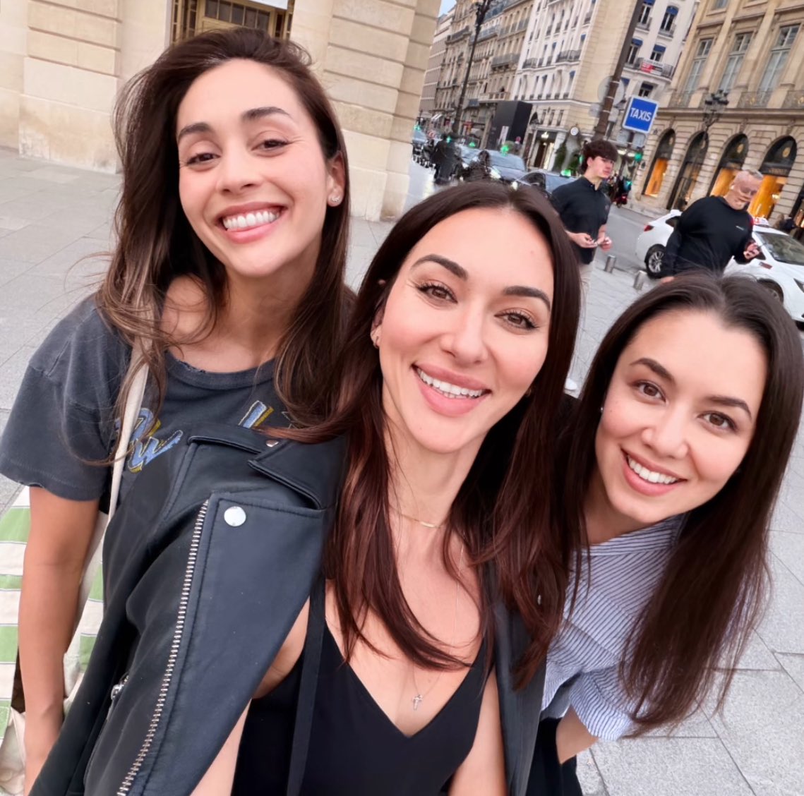 ミ☆ célia tweet media