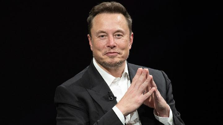 Kalian pasti tahu pemilik x sekarang
itu elon musk 
Elon Musk secara teknis miskin
Bukan miskin dalam arti tidak punya apa-apa. 
Tapi miskin dalam arti: 
uang cash yang dia pegang di rekening itu kurang dari 0,1% dari total kekayaannya.

Orang terkaya di dunia
tapi hampir tidak
