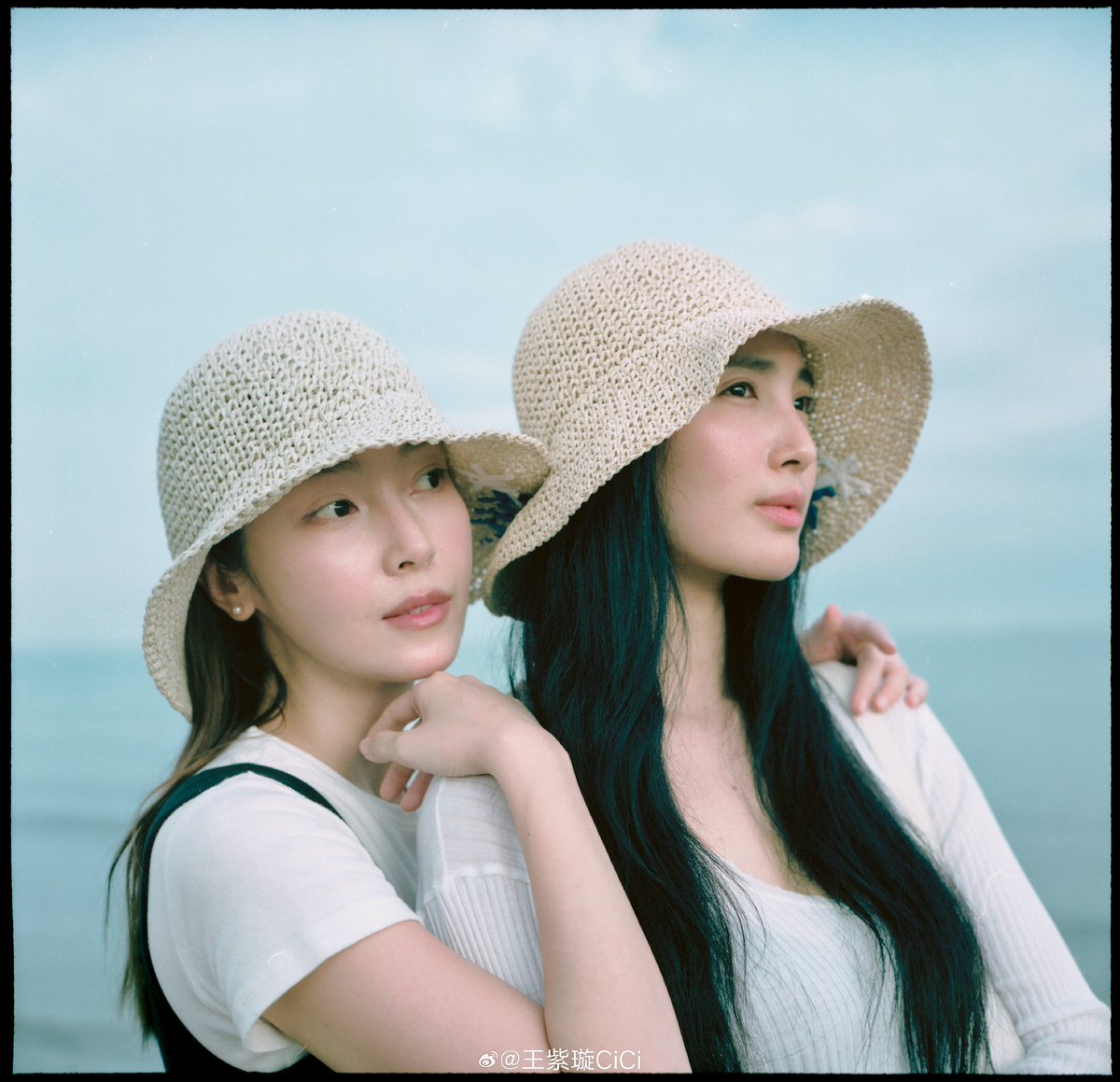 GR26Sic18's tweet photo. [2026.04.18_Weibo] 
王紫璇CiCi: 👻
another year
still us
still here

i think i like the way it goes🤍
@.Sy__Jessica

: https://t.co/wYuxTkYVVx
#제시카 #JessicaJung #郑秀妍 #CiciWang https://t.co/rCuMg01Rsn