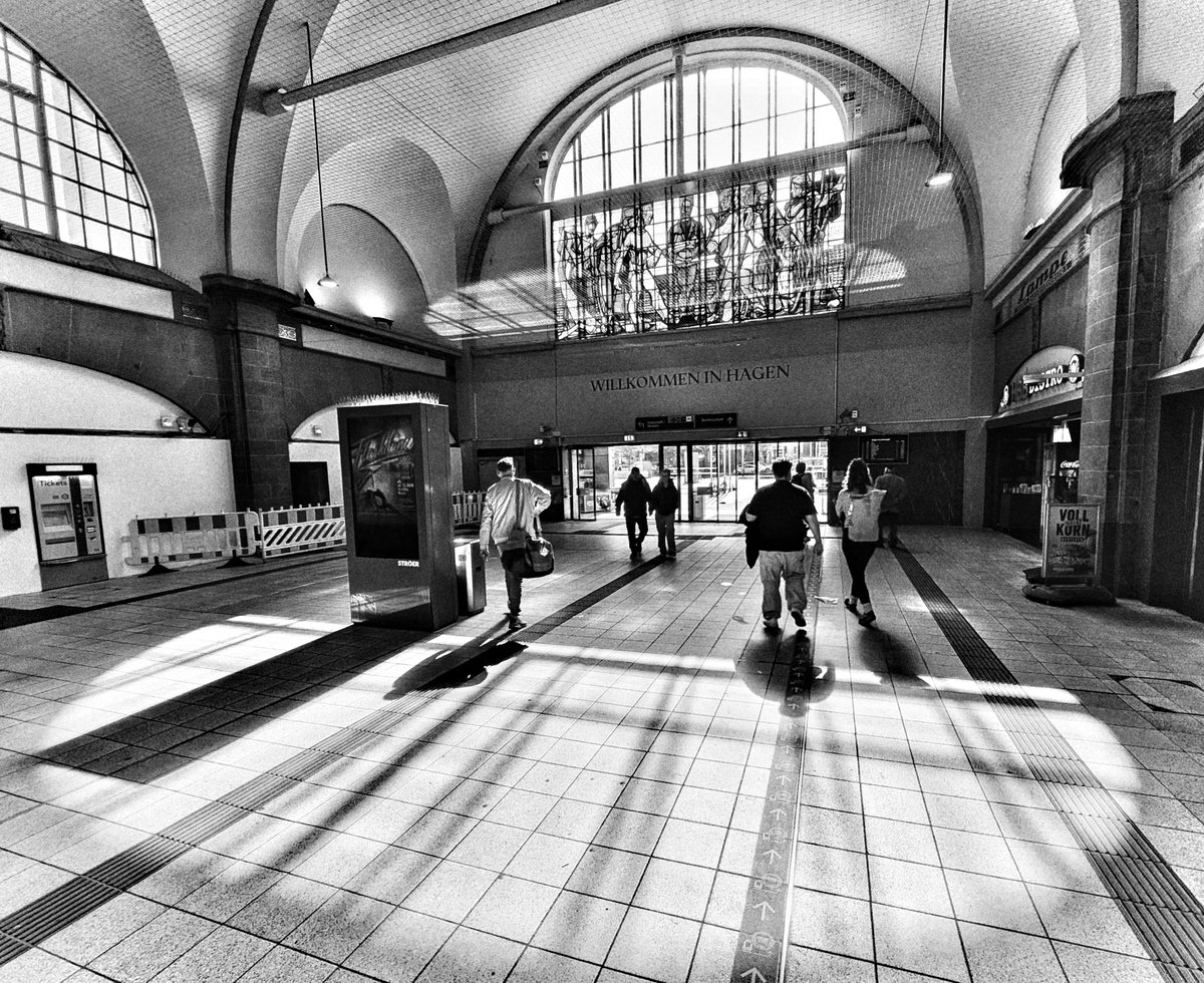 schlockback's tweet image. Im Wartesaal zum großen Glück 
#people #waiting #station
#blackandwhite #schwarzweiß #monochrome
#LiebeIstAlles #FloodTheZoneMitSchoenem #SchoenesGegenDoofes