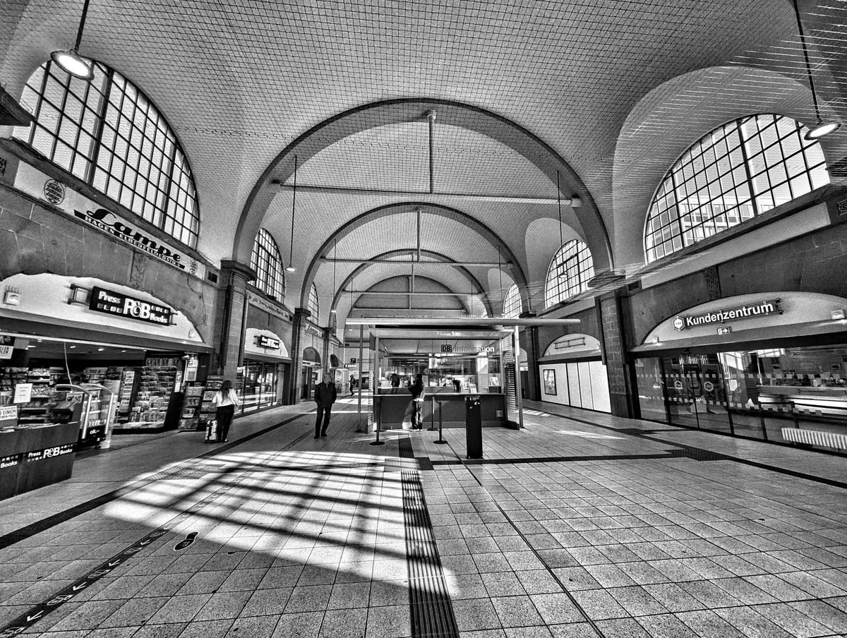 schlockback's tweet image. Im Wartesaal zum großen Glück 
#people #waiting #station
#blackandwhite #schwarzweiß #monochrome
#LiebeIstAlles #FloodTheZoneMitSchoenem #SchoenesGegenDoofes