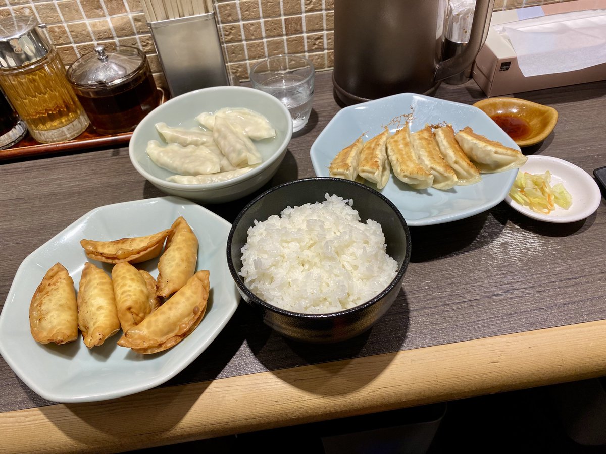 tonsuke_FL5's tweet photo. 今日は宇都宮に来ました！
お昼はみんみんの餃子🥟
周辺を散策、県庁にも行ってみた🍓 https://t.co/m2e3q3FSAS