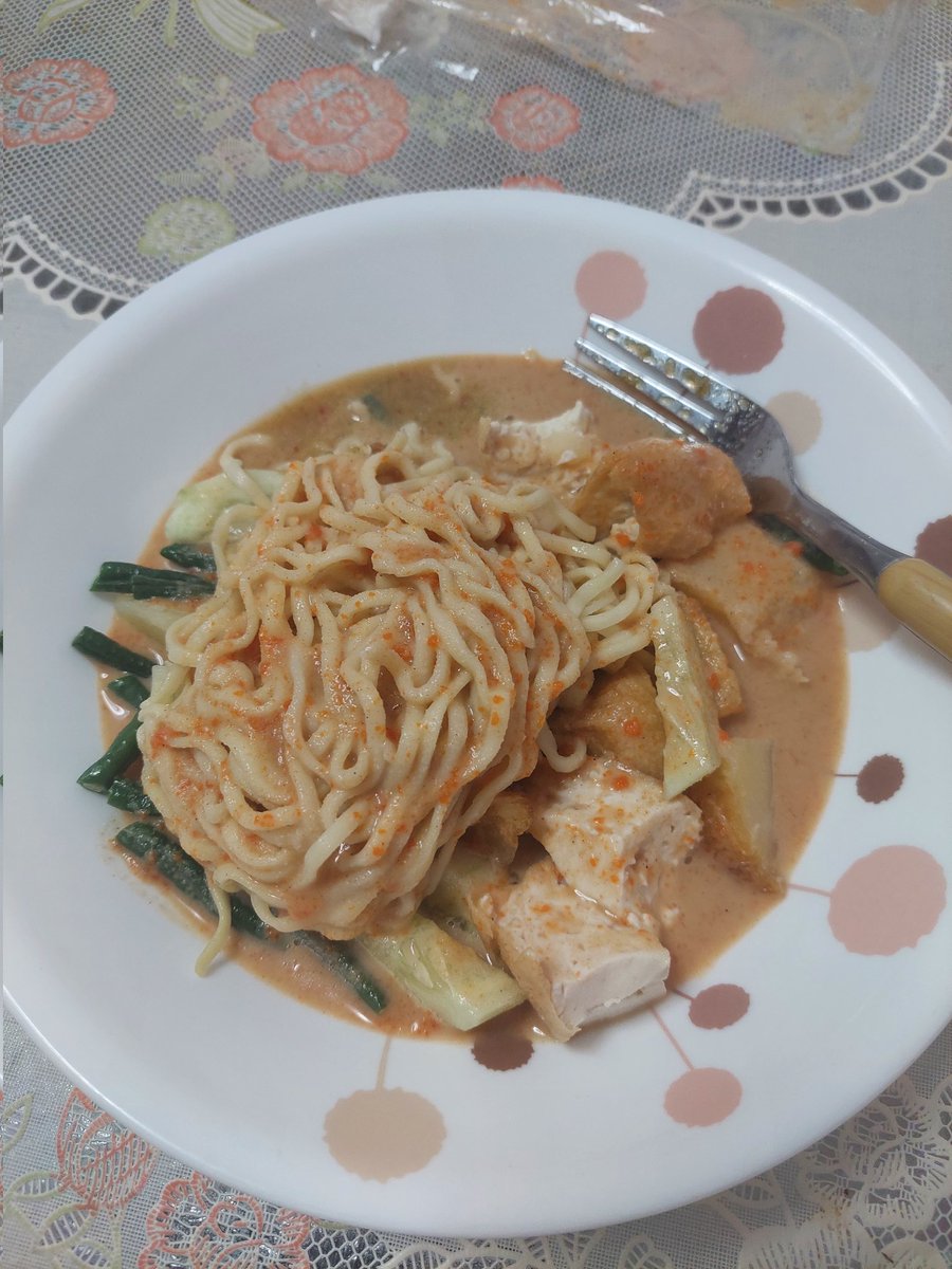 Selamat siang moots, udara dan cuaca panas, TL jangan sampai panas 🥵🥵

Late post sarapan, ada yg tau namanya apa ini?? 🍽