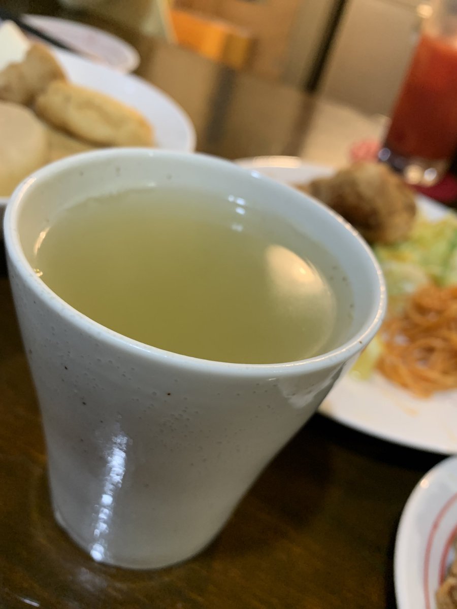 4444Strawberry's tweet photo. 大船おでんセンター
おでんをあてに酒を飲む
焼酎出汁割りを飲んでみた
おでんスープだった
コレはコレで良いけど
やはり普通に飲むほうが良いかな https://t.co/UZO2ALvBoO