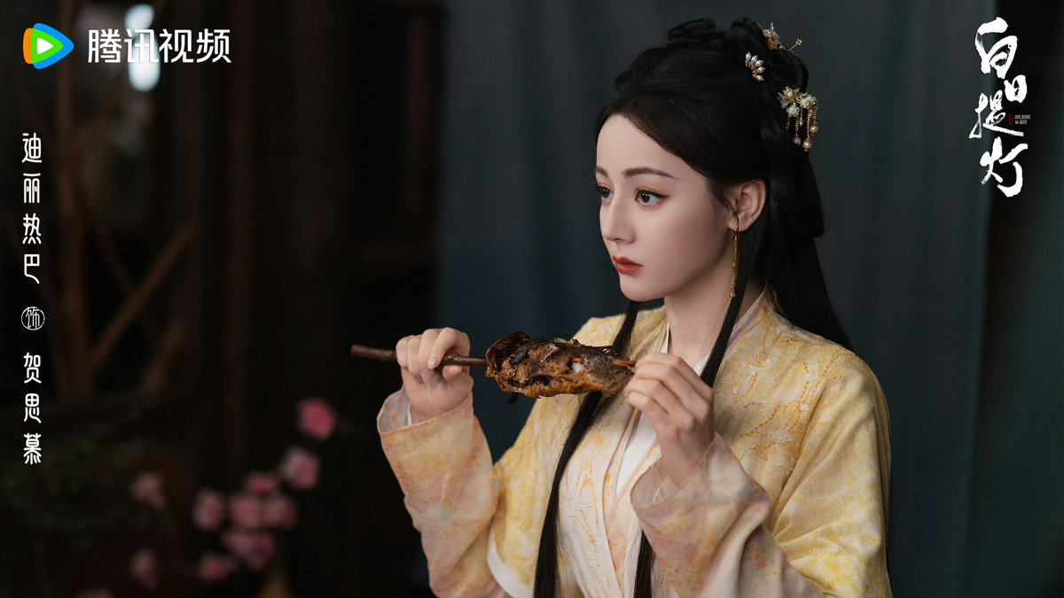 dilraba_fanclub's tweet photo. Here comes a new still of Dilraba as He Simu in Love Beyond the Grave.

crWeibo：白日提灯官微

#迪丽热巴 #dilraba #dilrabadilmurat #dilireba #迪麗熱巴 #ディリラバ #디리러바 #ตี๋ลี่เร่อปา #贺思慕 #HeSimu #白日提灯 #BaiRiTiDeng #LoveBeyondtheGrave https://t.co/DjaFxj6KcA