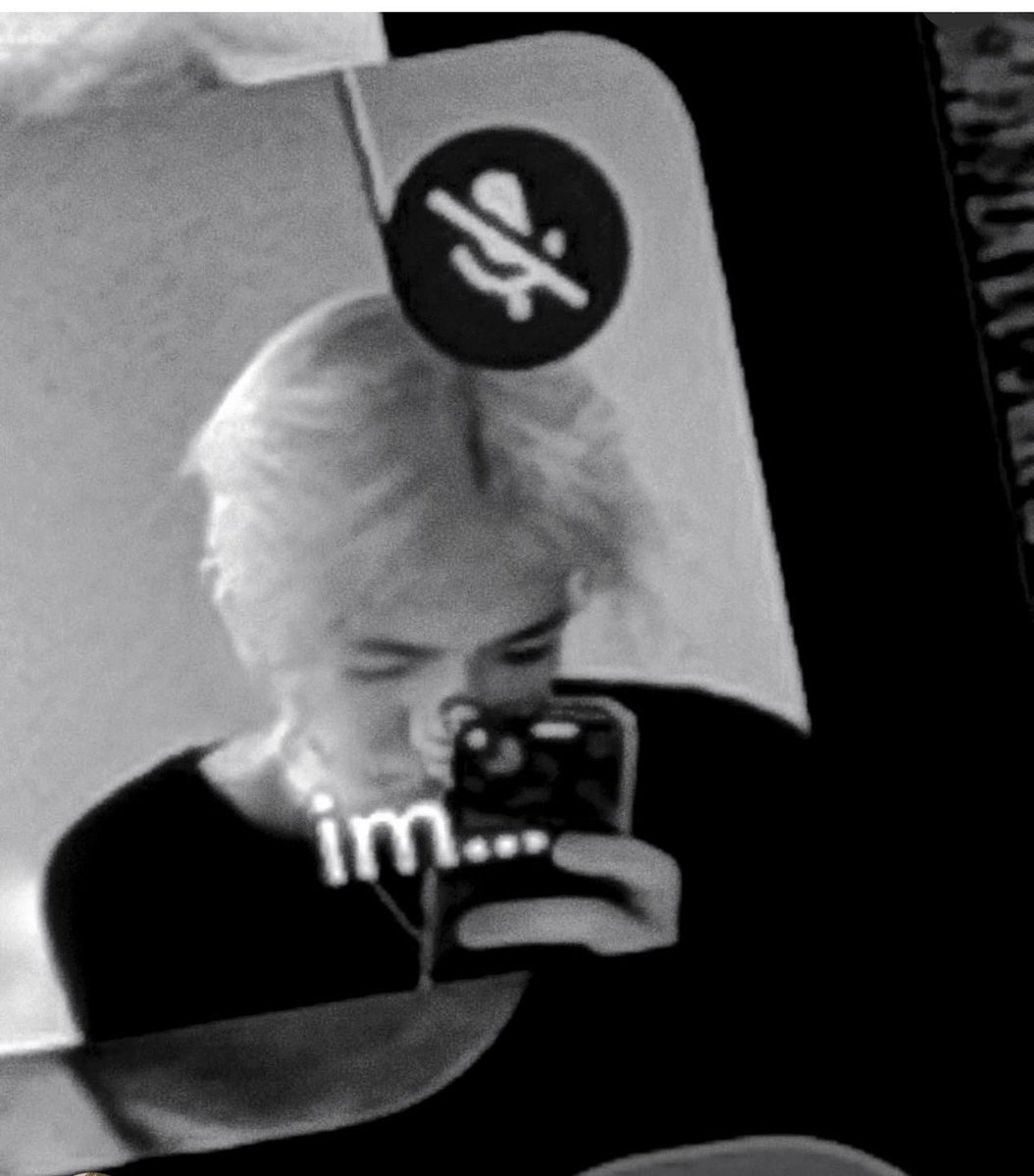 bokeira_'s tweet image. la m es de manipulación
la i es de ignorante 
aquí se puede ver claramente que estaba teniendo una llamada con los chicos porque los tienen separados en cuartos distintos sin poder verse, alguien mande un helicóptero
#sos