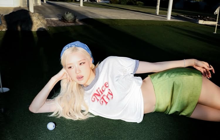 BLACKPINKGLOBAL's tweet image. [📸] #ROSÉ Update (1)

“palm trees, mini golf, desert, friends, music, summer!!?? &amp;amp; @.airbnb!!! thank you for the cute, historical, architectural, vibey stay tehe”

 #블랙핑크 #로제 @numberoneHQ @BLACKPINK